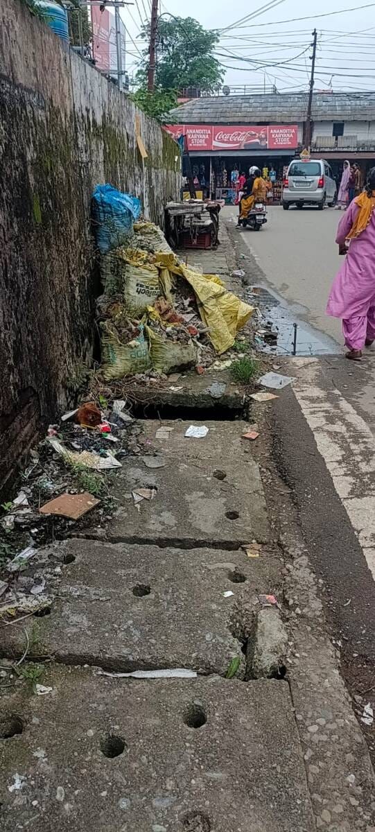 धर्मशाला के कोतवाली बाजार में जहां पर सड़क किनारे फुटपाथ ही नहीं है। वहीं सड़क किनारे लोगों को 