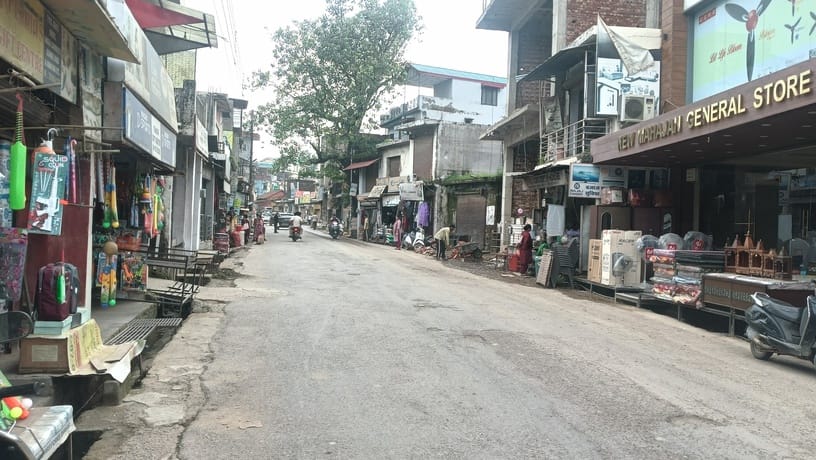 धर्मशाला के कोतवाली बाजार में जहां पर सड़क किनारे फुटपाथ ही नहीं है। वहीं सड़क किनारे लोगों को 