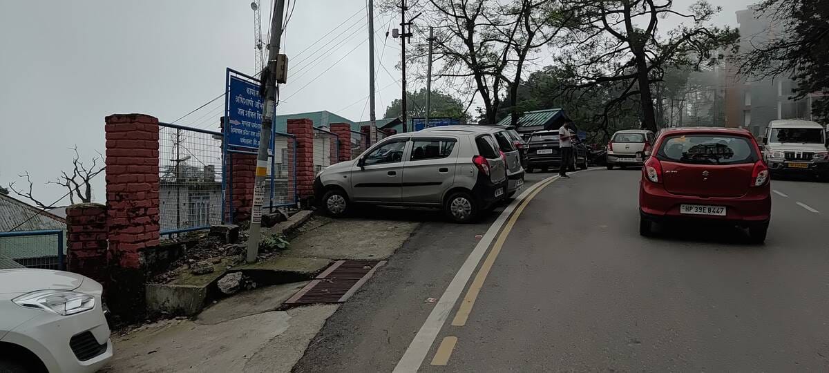 धर्मशाला के कोतवाली बाजार में जहां पर सड़क किनारे फुटपाथ ही नहीं है। वहीं सड़क किनारे लोगों को 