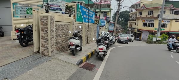 धर्मशाला के कोतवाली बाजार में जहां पर सड़क किनारे फुटपाथ ही नहीं है। वहीं सड़क किनारे लोगों को 