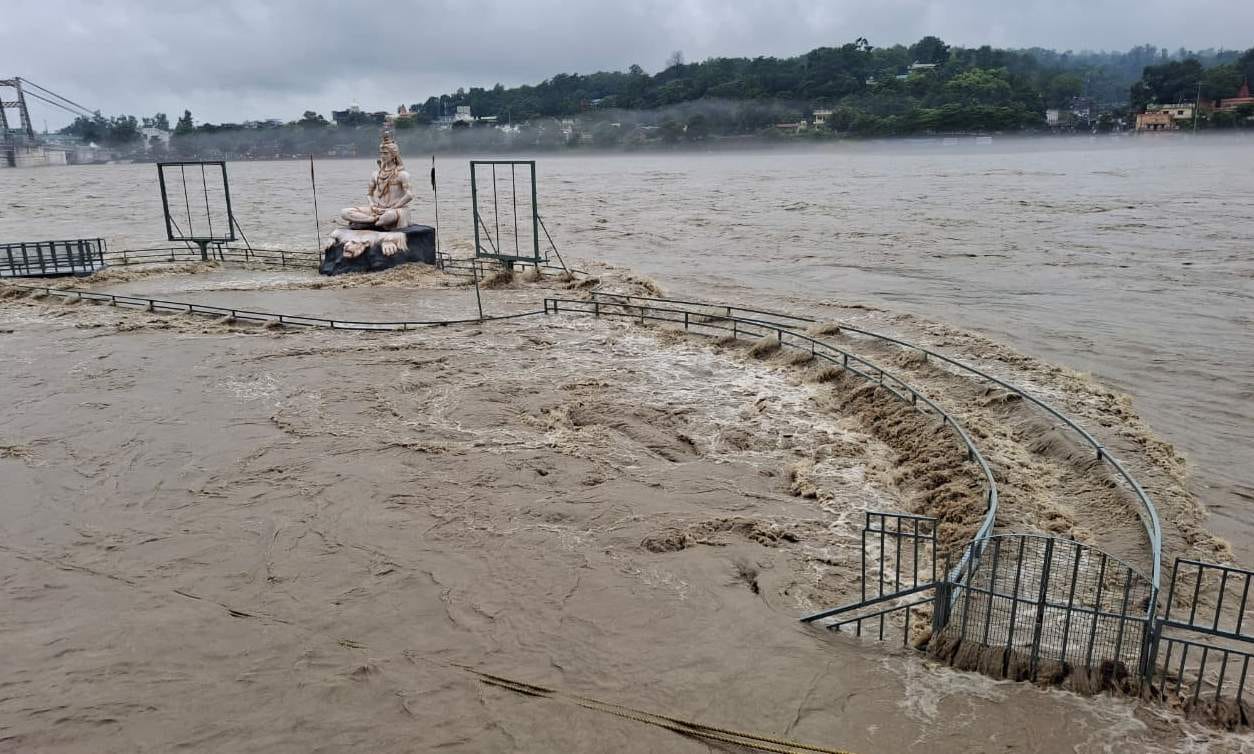 01- गंगा का जलस्तर बढ़ने से शिव की प्रतिमा को छूकर बहती गंगा की धारा। स्रोत-परमार्थ