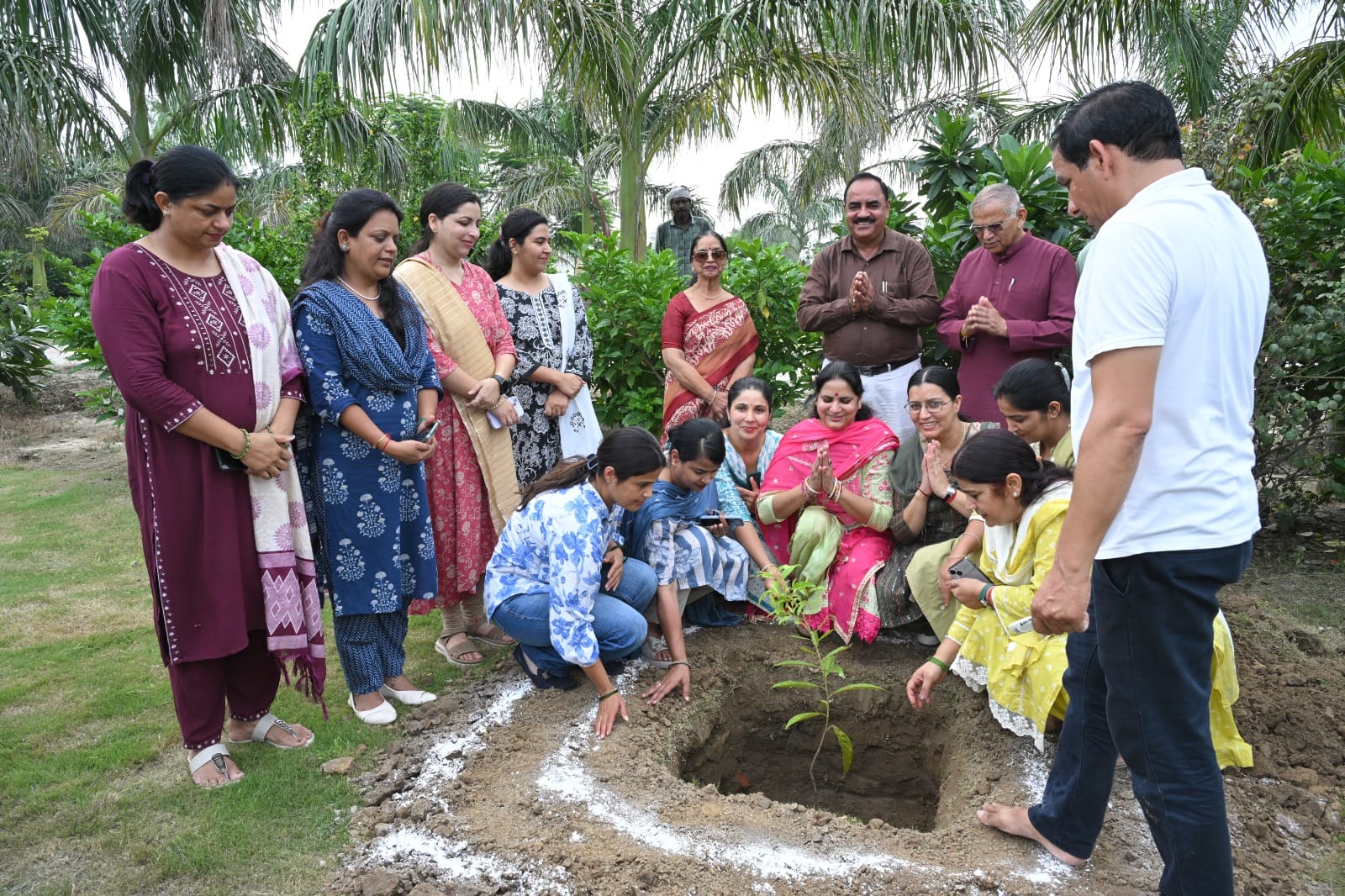 06 ढांड 02 रुद्राक्ष का पौधा लगाते जय भगवान सिंगला व अन्य। 06 ढांड 02 रुद्राक्ष का पौधा लगाते जय भगवान सिंगला व अन्य।