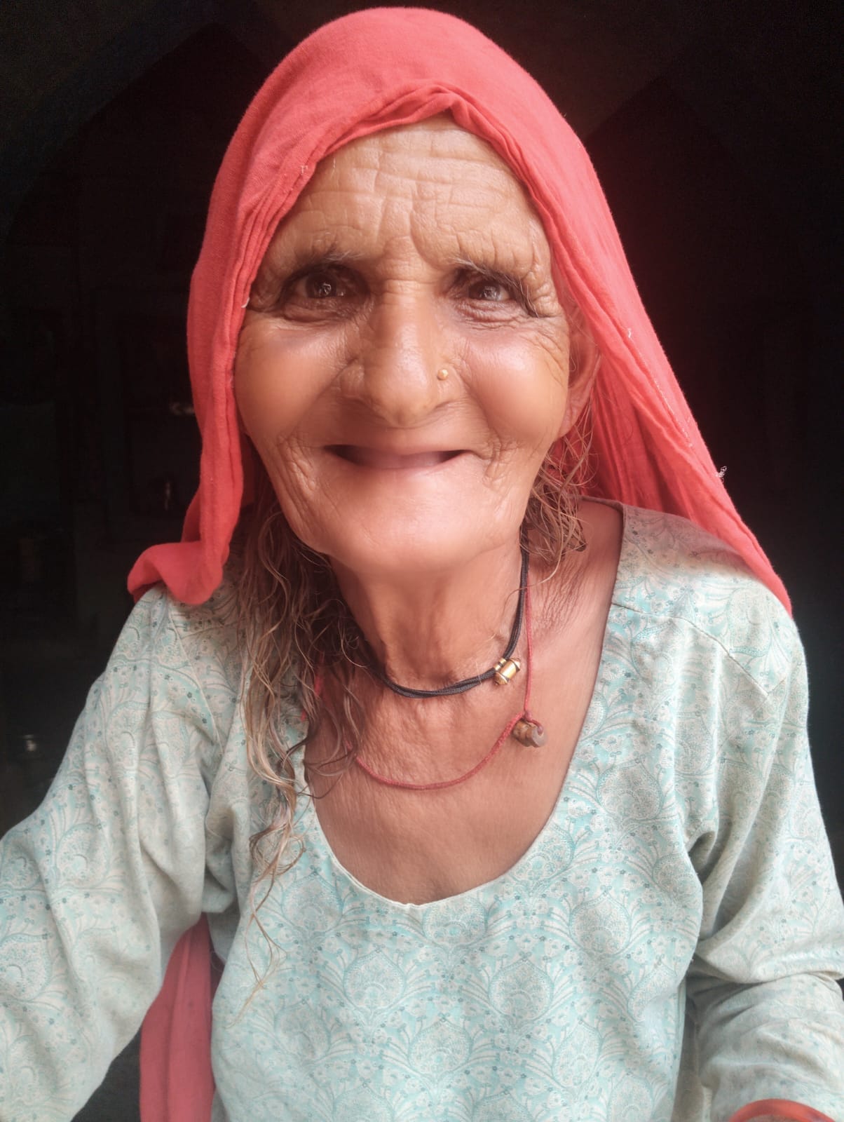 5 जुलाना 01: मिट्टी के चुल्हे पर सुहाली बनाती महिला। संवाद 5 जुलाना 01: मिट्टी के चुल्हे पर सुहाली बनाती महिला। संवाद