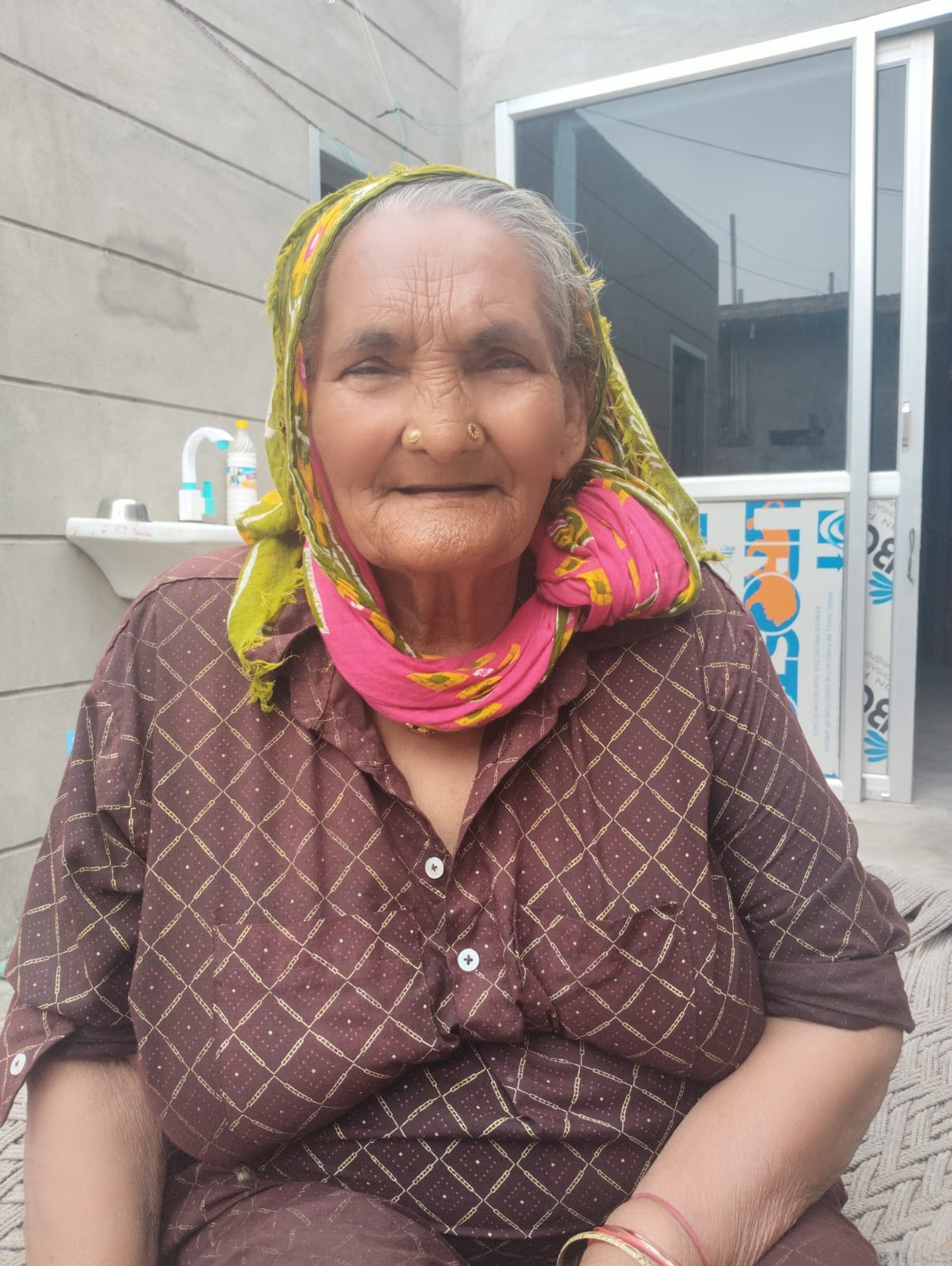 5 जुलाना 01: मिट्टी के चुल्हे पर सुहाली बनाती महिला। संवाद 5 जुलाना 01: मिट्टी के चुल्हे पर सुहाली बनाती महिला। संवाद