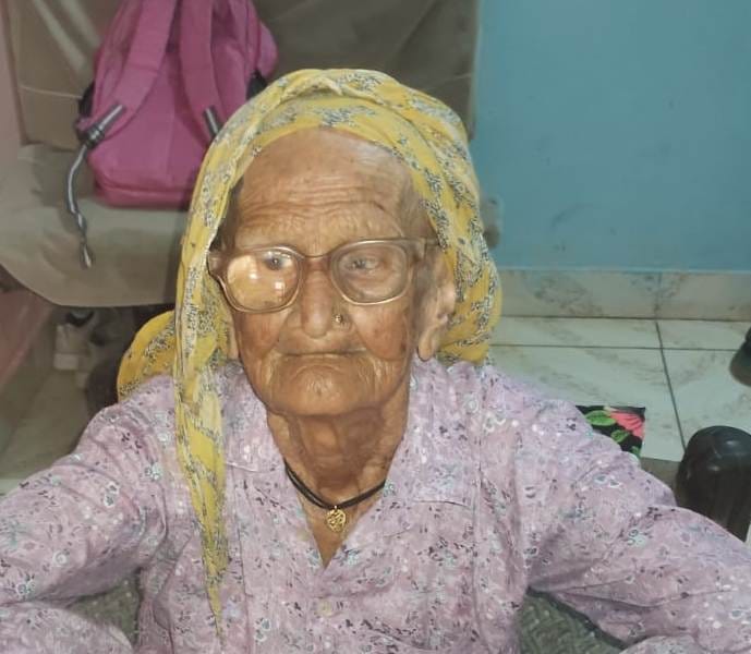 5 जुलाना 01: मिट्टी के चुल्हे पर सुहाली बनाती महिला। संवाद 5 जुलाना 01: मिट्टी के चुल्हे पर सुहाली बनाती महिला। संवाद
