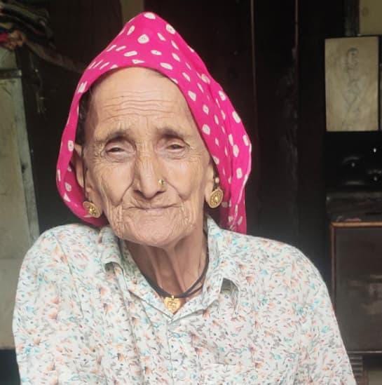 5 जुलाना 01: मिट्टी के चुल्हे पर सुहाली बनाती महिला। संवाद 5 जुलाना 01: मिट्टी के चुल्हे पर सुहाली बनाती महिला। संवाद