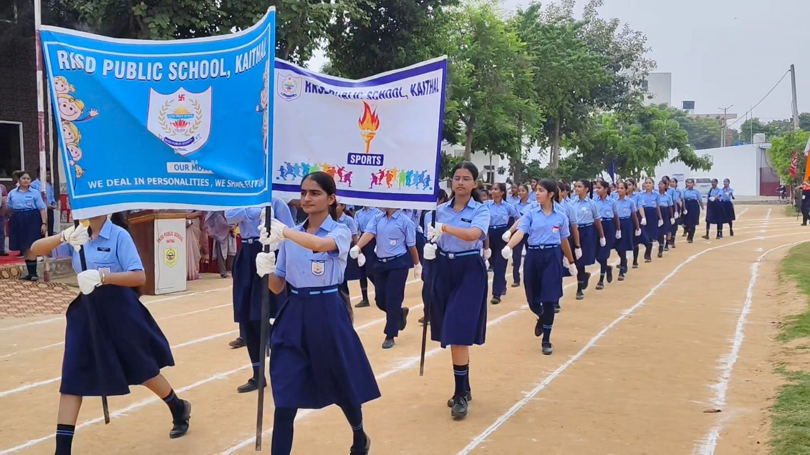 आरकेएसडी स्कूल स्थित सीबीएसई क्लस्टर एथलेटिक्स प्रतियोगिता में हिस्सा लेती हुए छात्राएं। संवाद