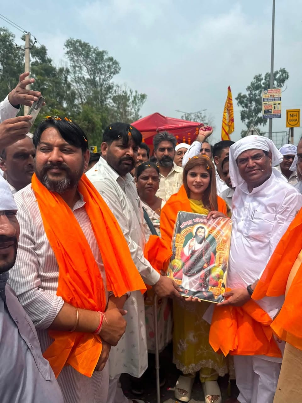 अंबाला छावनी में जगाधरी रोड पर लगाए शिविर में मौजूद शिव कावड़ियों का जत्था। प्रवक्ता अंबाला छावनी में जगाधरी रोड पर लगाए शिविर में मौजूद शिव कावड़ियों का जत्था। प्रवक्ता