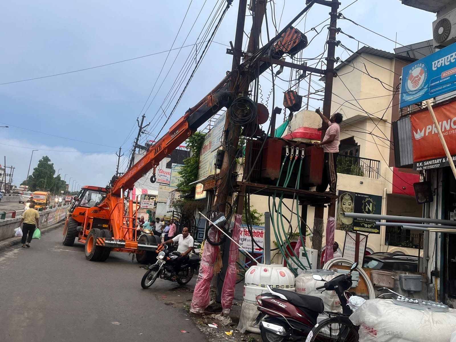 बाधित बिजली सप्लाई को बहाल करते ऊर्जा निगम के कर्मचारी। संवाद बाधित बिजली सप्लाई को बहाल करते ऊर्जा निगम के कर्मचारी। संवाद