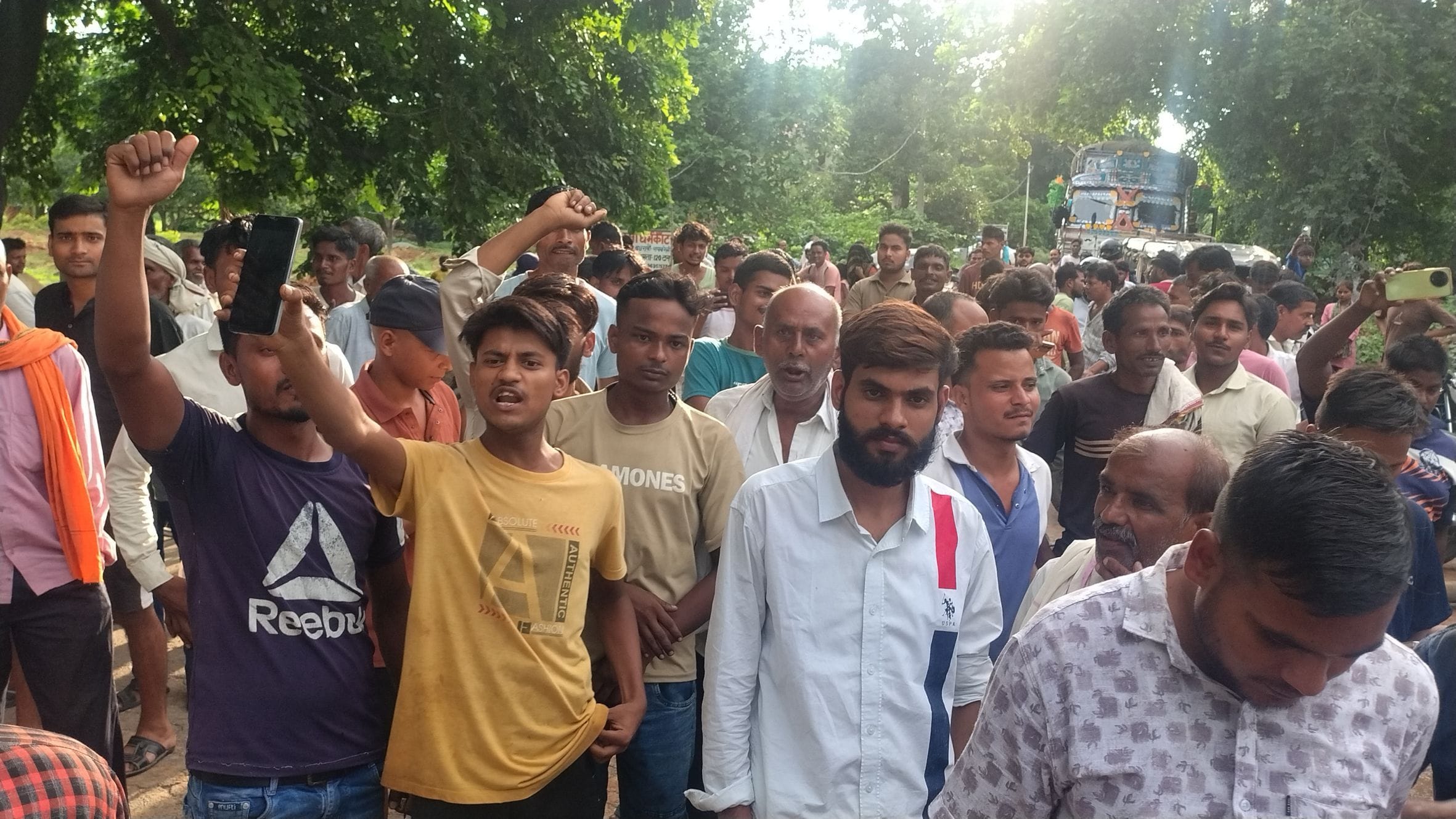 बछरावां थाना क्षेत्र में बालिका की मौत के विरोध में मौरावां मार्ग पर जाम लगाते ग्रामीण।
