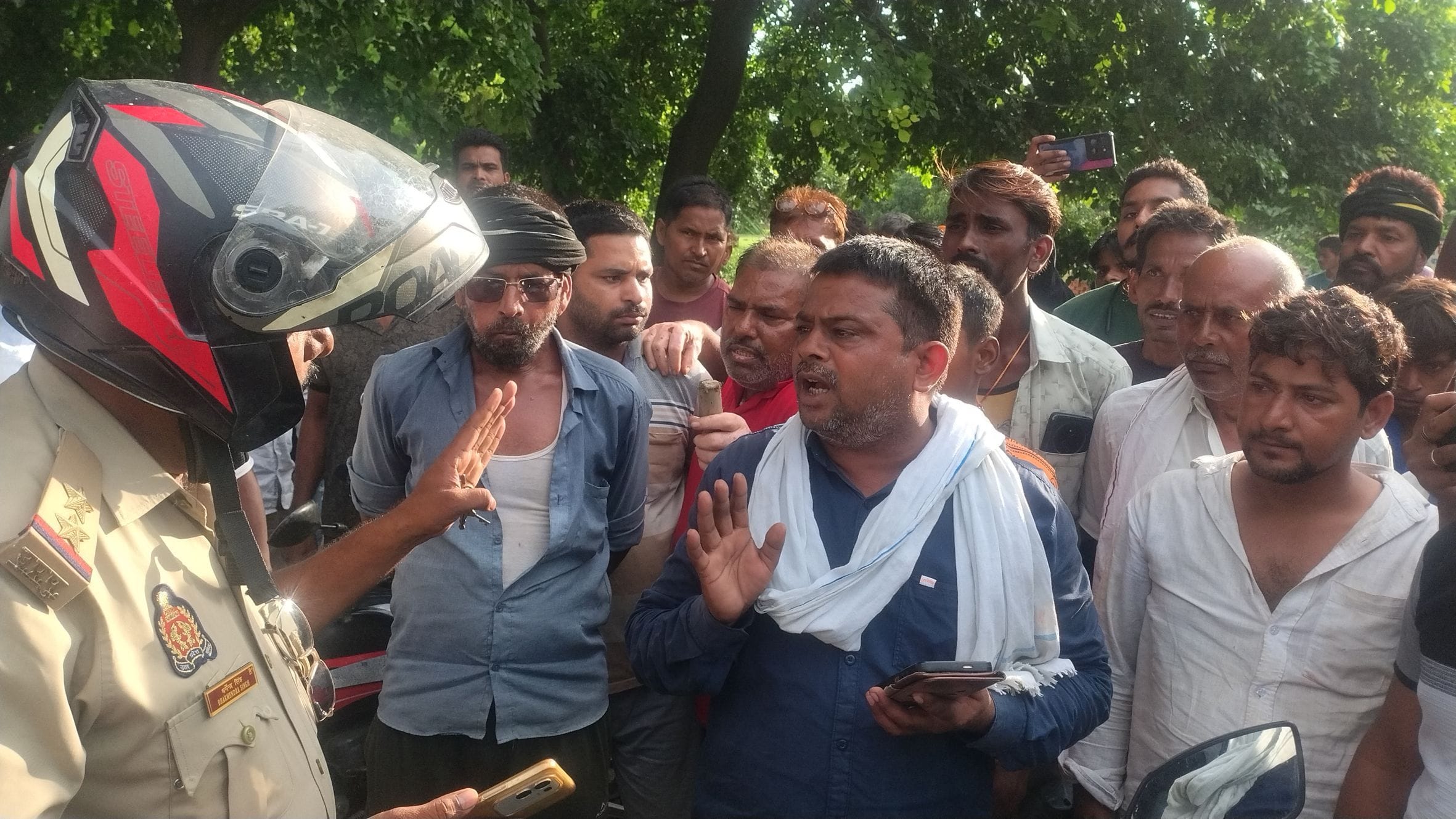 बछरावां थाना क्षेत्र में बालिका की मौत के विरोध में मौरावां मार्ग पर जाम लगाते ग्रामीण।