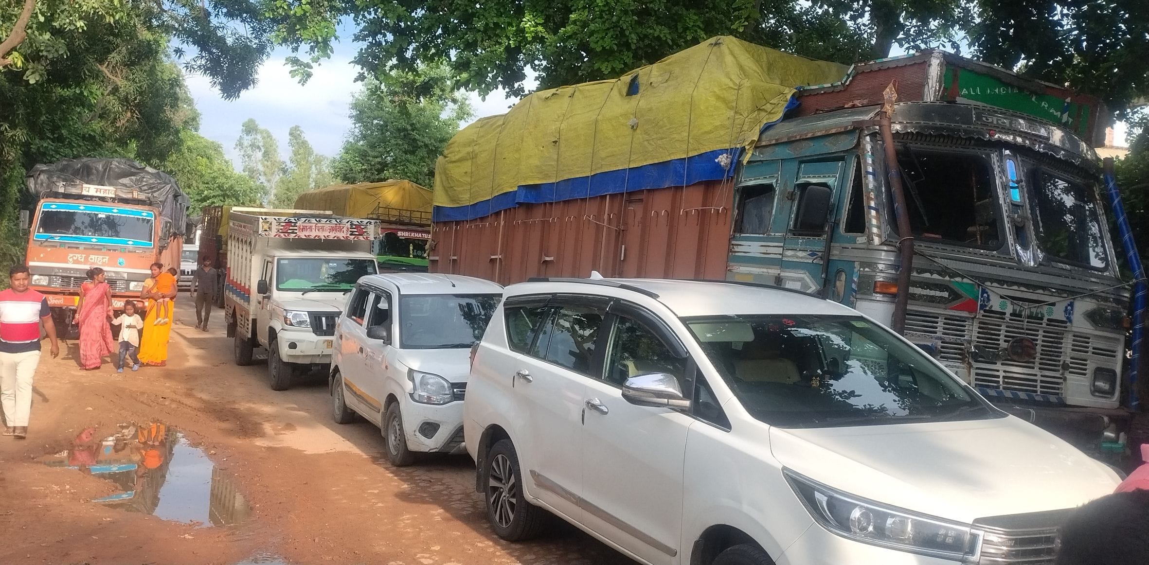 बछरावां थाना क्षेत्र में बालिका की मौत के विरोध में मौरावां मार्ग पर जाम लगाते ग्रामीण।