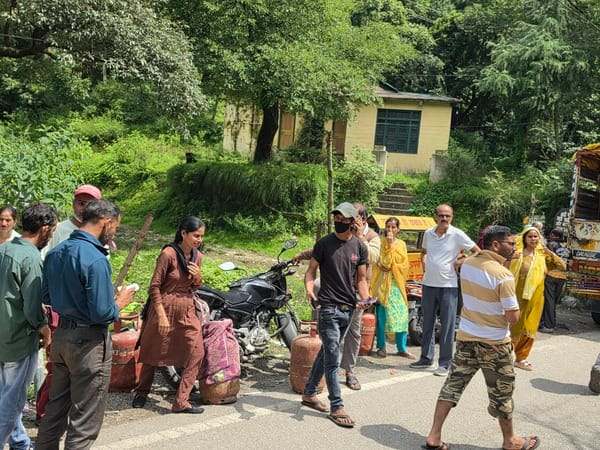 बनीखेत में गैस की कॉपियां जमा करवाते, अपनी बारी का इंतजार करते व गैस एजेंसी की गाड़ी को रोकते उ बनीखेत में गैस की कॉपियां जमा करवाते, अपनी बारी का इंतजार करते व गैस एजेंसी की गाड़ी को रोकते उ