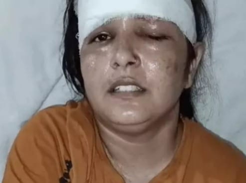 बारिश के बीच ढहा मकान। संवाद बारिश के बीच ढहा मकान। संवाद