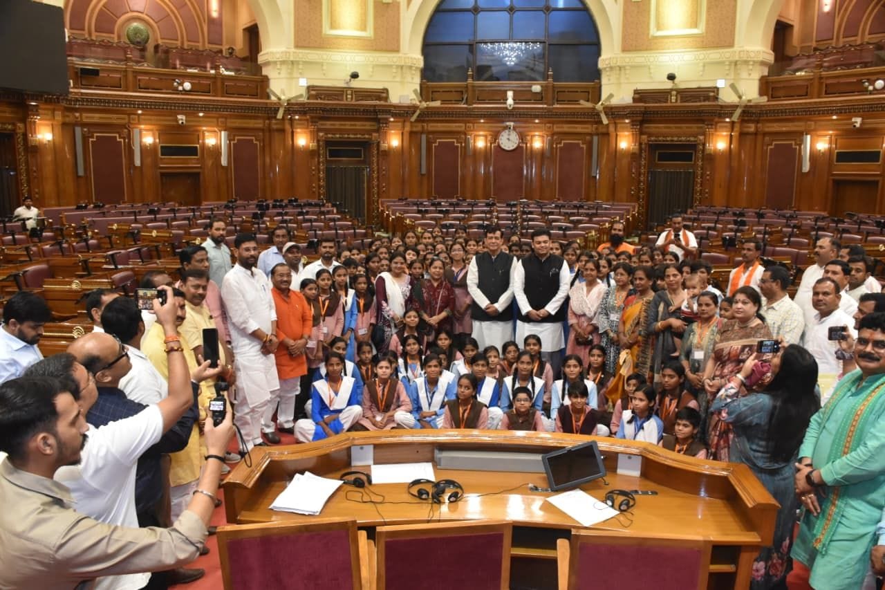 छात्राओं ने देखा विधानसभा सत्र, मंत्री-विधायकों से की मुलाकात