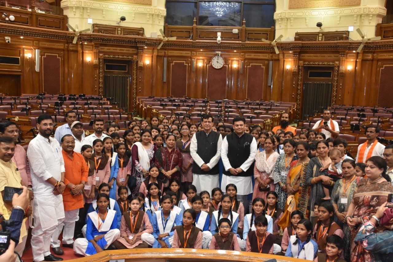 छात्राओं ने देखा विधानसभा सत्र, मंत्री-विधायकों से की मुलाकात