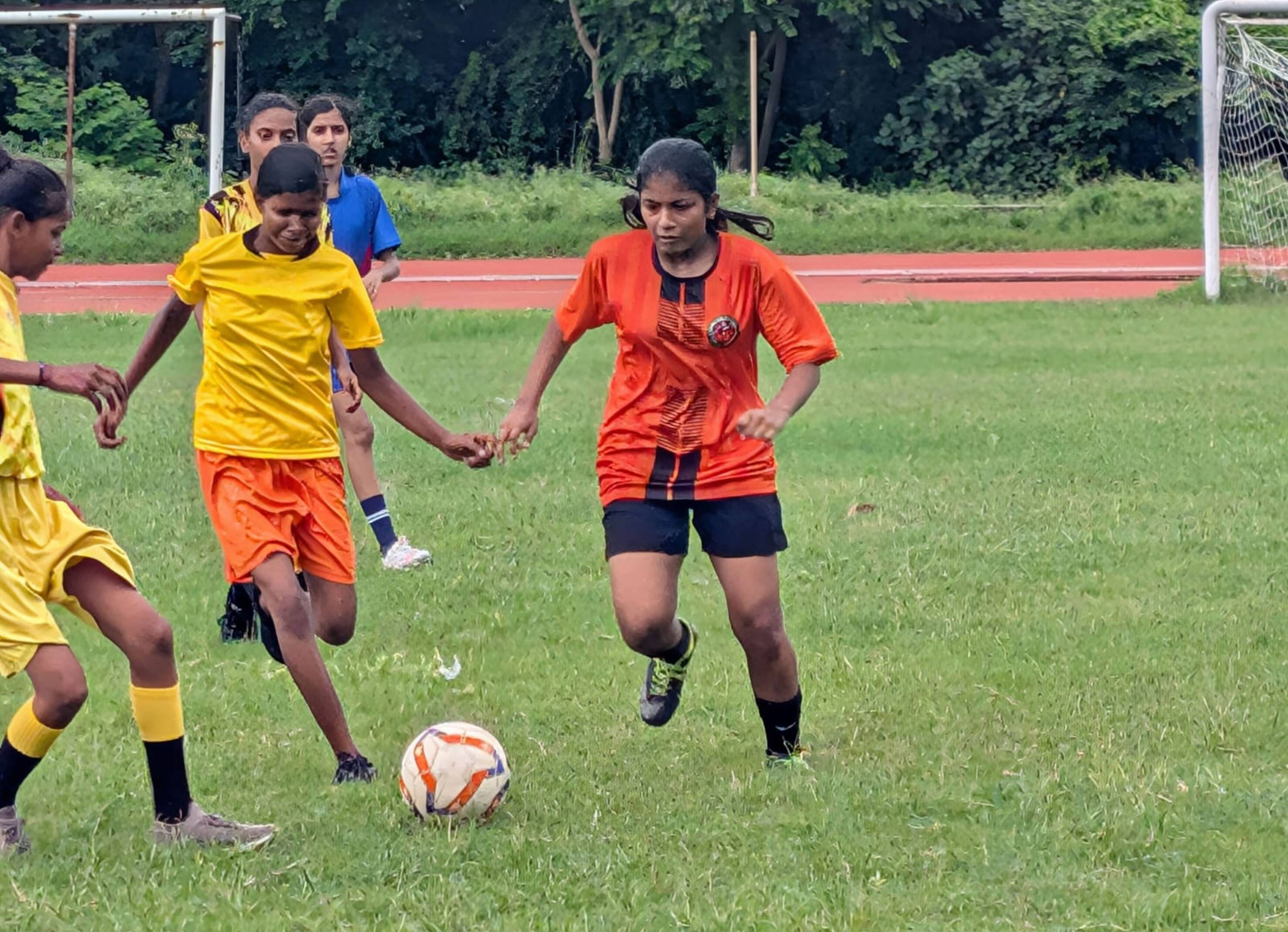डाभासेमर स्टेडियम में बृहस्पतिवार को फुटबॉल प्रतियोगिता के चयन ट्रायल में गोल करने के लिए जद्दो