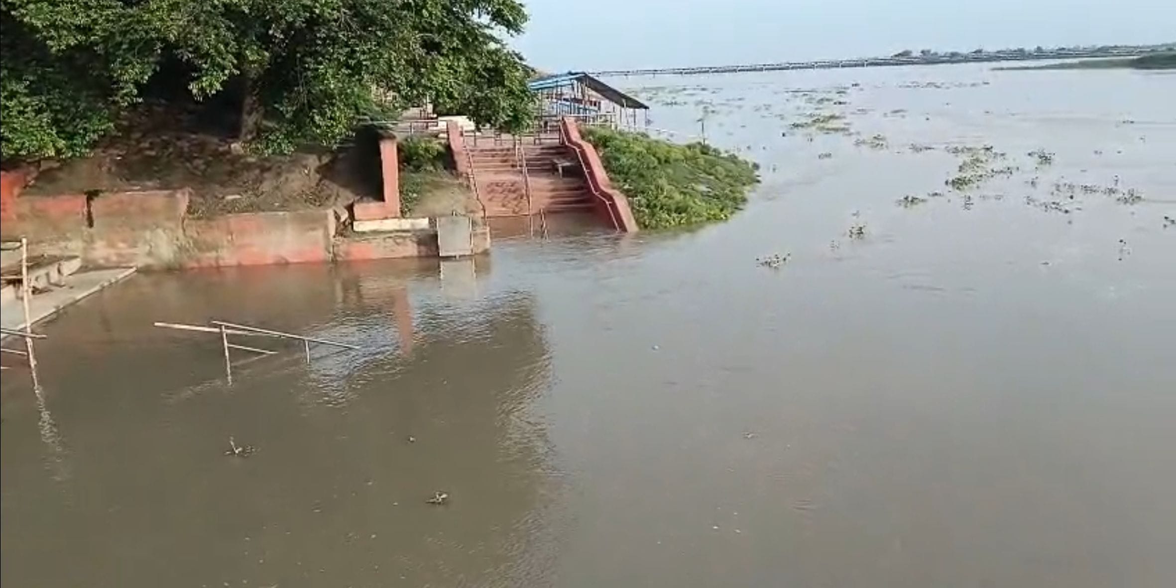 डलमऊ क्षेत्र में गंगा का जलस्तर बढ़ा। 