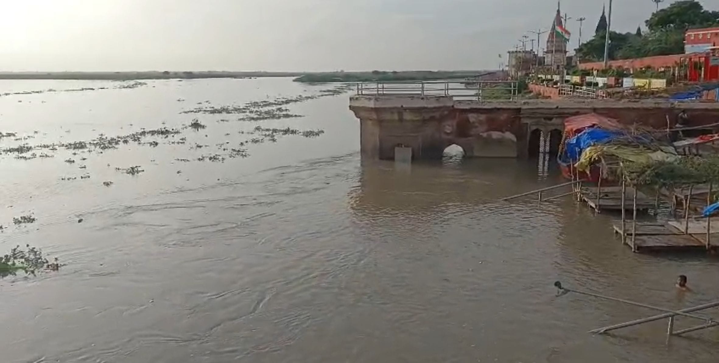 डलमऊ क्षेत्र में गंगा का जलस्तर बढ़ा। 
