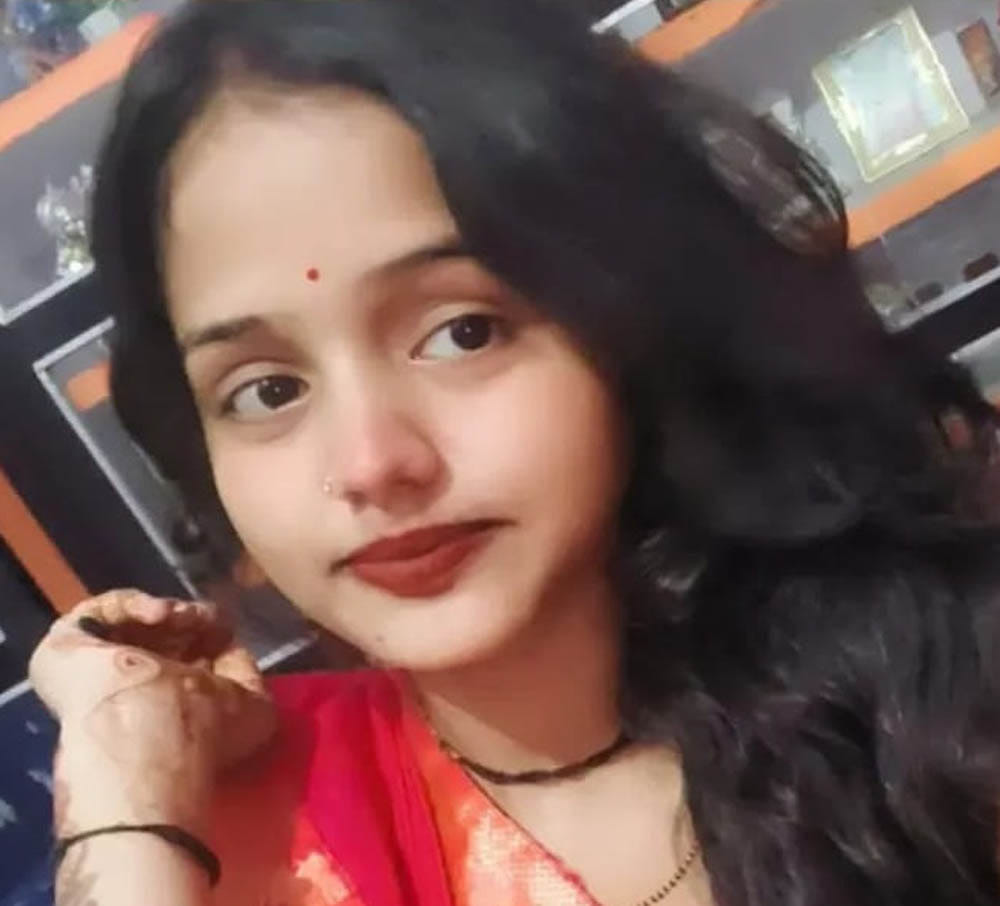 फोटो 05 एचएएमपी 22- राठ में युवक की मौत की मौत पर गमगीन बैठीं परिवार की महिलाएं। संवाद फोटो 05 एचएएमपी 22- राठ में युवक की मौत की मौत पर गमगीन बैठीं परिवार की महिलाएं। संवाद