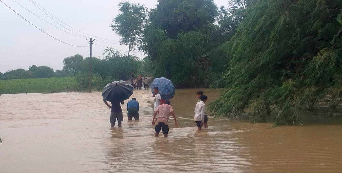 फोटो 06 एमएएचपी 11 परिचय-सूपा मार्ग में रपटा उफनाने से भरा पानी। संवाद फोटो 06 एमएएचपी 11 परिचय-सूपा मार्ग में रपटा उफनाने से भरा पानी। संवाद