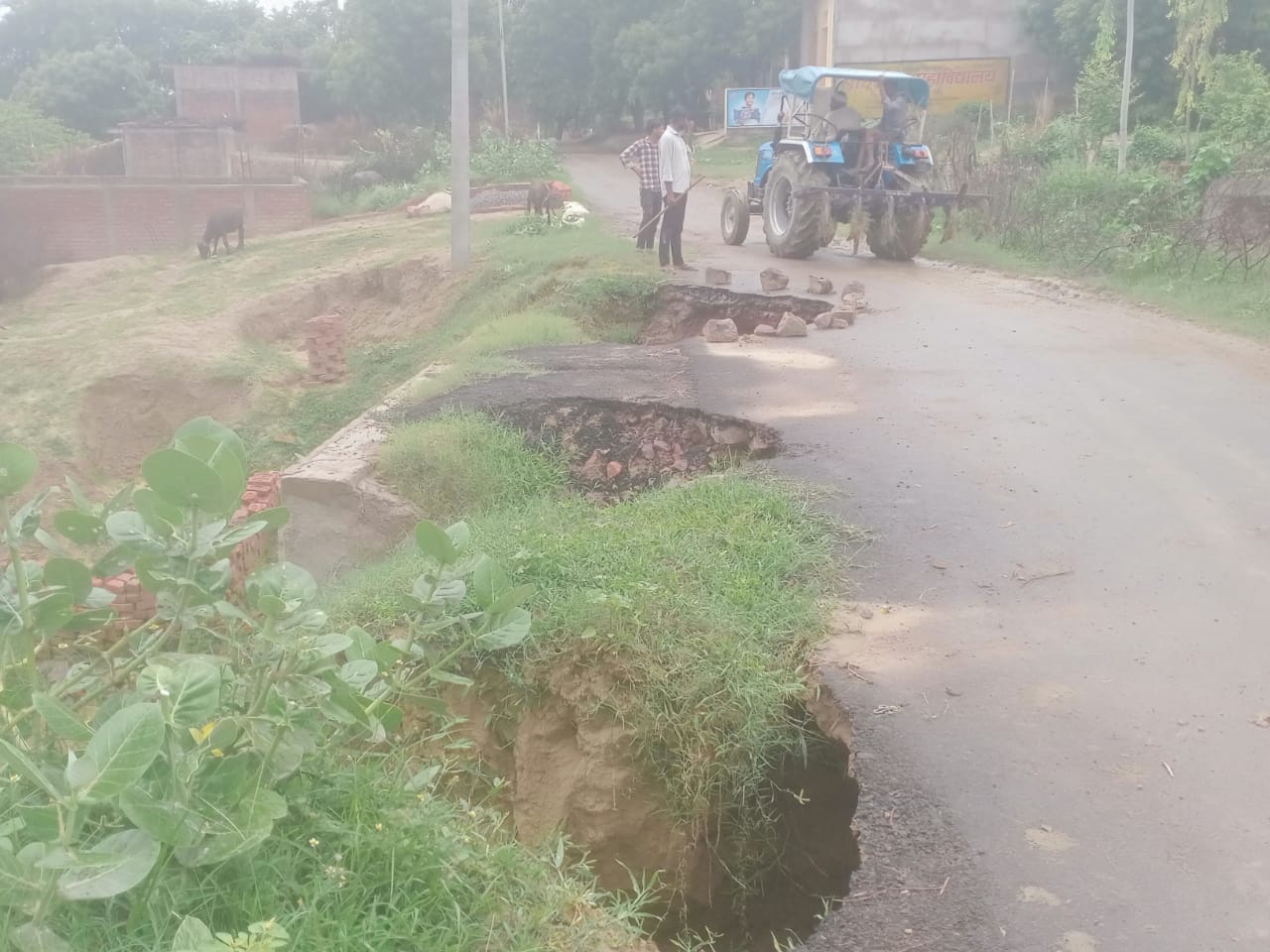फोटो 16-लोधेश्वर नगर की कच्ची सड़क पर जलभराव। संवाद फोटो 16-लोधेश्वर नगर की कच्ची सड़क पर जलभराव। संवाद