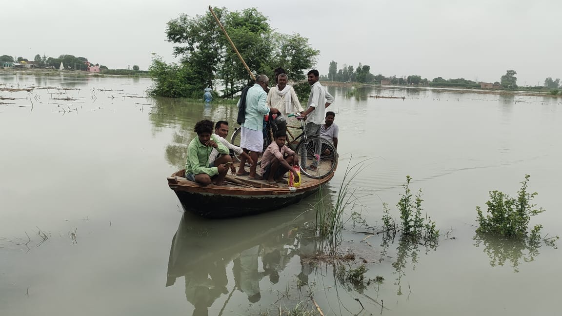 फोटो- 17 फर्रुखाबाद-बदायूं मार्ग पर चित्रकूट डिप पर भरे गंगा के पानी से गुजरती रोडवेज बस। संवाद फोटो- 17 फर्रुखाबाद-बदायूं मार्ग पर चित्रकूट डिप पर भरे गंगा के पानी से गुजरती रोडवेज बस। संवाद