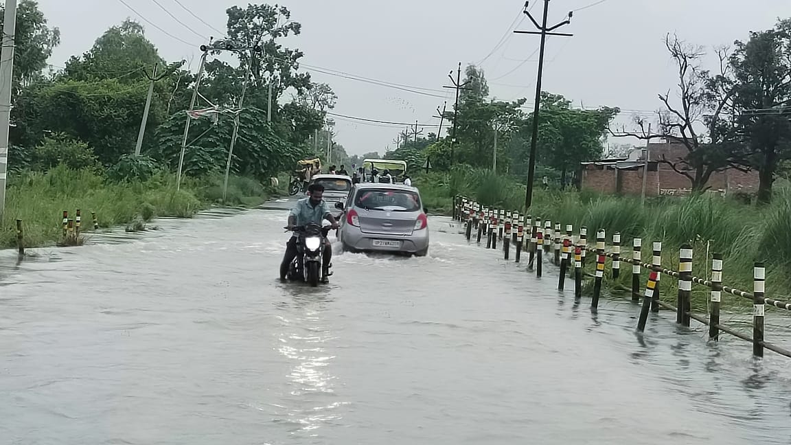 फोटो- 17 फर्रुखाबाद-बदायूं मार्ग पर चित्रकूट डिप पर भरे गंगा के पानी से गुजरती रोडवेज बस। संवाद फोटो- 17 फर्रुखाबाद-बदायूं मार्ग पर चित्रकूट डिप पर भरे गंगा के पानी से गुजरती रोडवेज बस। संवाद