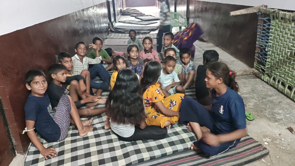 फोटो- 17 फर्रुखाबाद-बदायूं मार्ग पर चित्रकूट डिप पर भरे गंगा के पानी से गुजरती रोडवेज बस। संवाद फोटो- 17 फर्रुखाबाद-बदायूं मार्ग पर चित्रकूट डिप पर भरे गंगा के पानी से गुजरती रोडवेज बस। संवाद