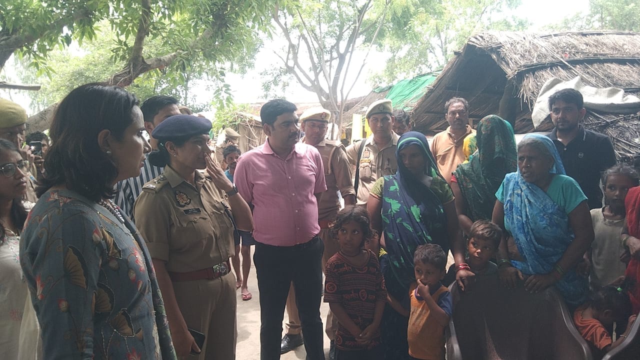 फोटो- 17 फर्रुखाबाद-बदायूं मार्ग पर चित्रकूट डिप पर भरे गंगा के पानी से गुजरती रोडवेज बस। संवाद फोटो- 17 फर्रुखाबाद-बदायूं मार्ग पर चित्रकूट डिप पर भरे गंगा के पानी से गुजरती रोडवेज बस। संवाद