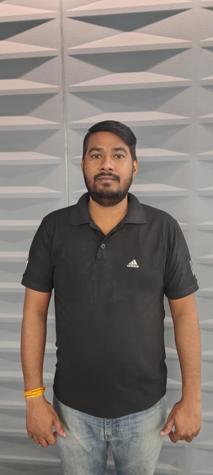 ग्रेनो वेस्ट स्थित कृष्ण एलीट होम्स के मुख्य प्रवेश द्वार के बाहर बारिश के बाद जलभराव। स्रोत नि