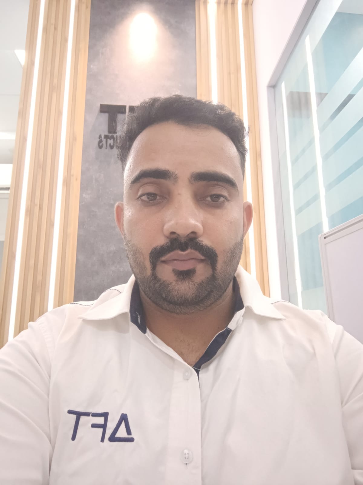 ग्रेनो वेस्ट स्थित कृष्ण एलीट होम्स के मुख्य प्रवेश द्वार के बाहर बारिश के बाद जलभराव। स्रोत नि