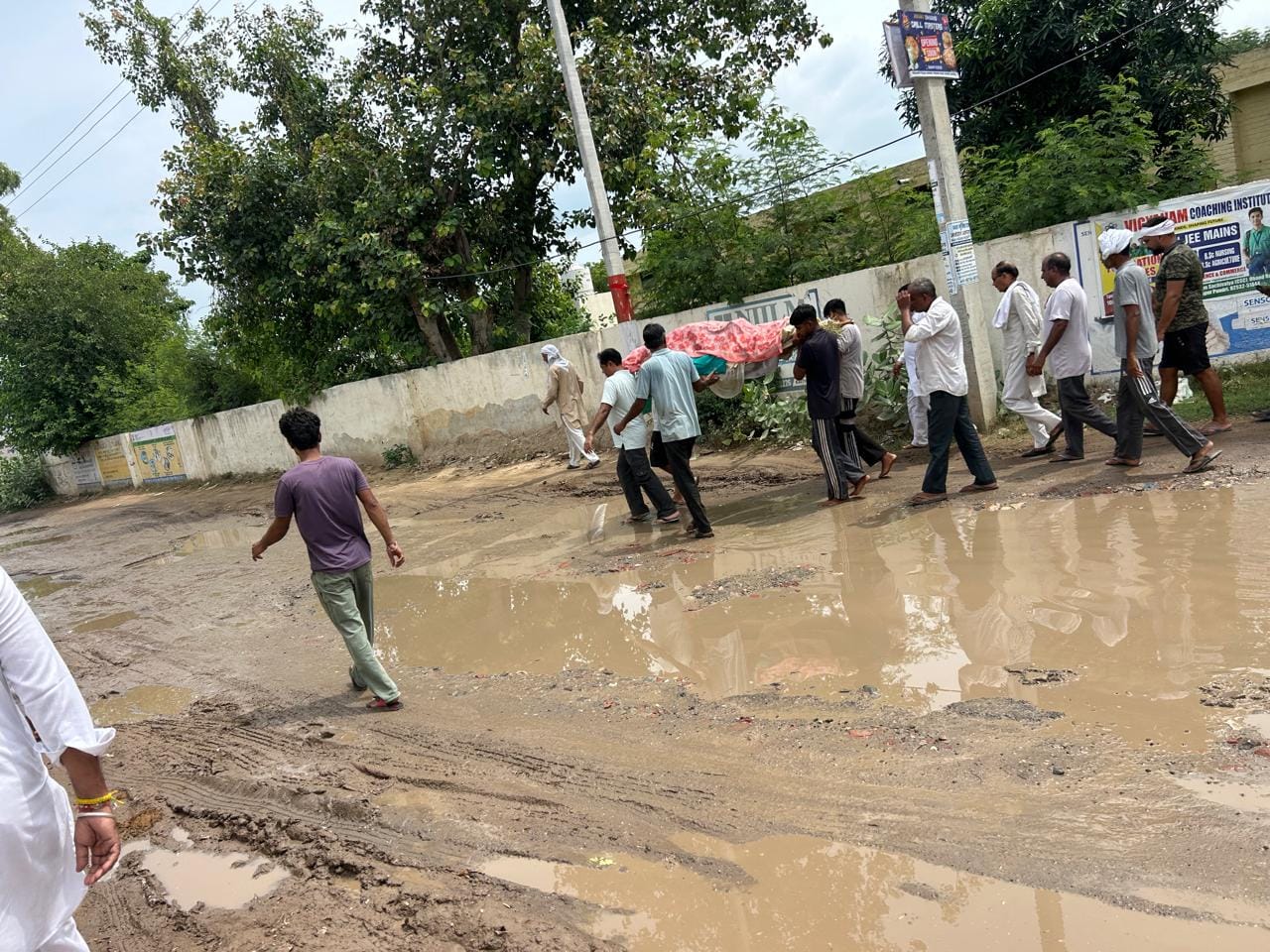 गंदे पानी से अर्थी को लेकर गुजरने ग्रामीण। गंदे पानी से अर्थी को लेकर गुजरने ग्रामीण।