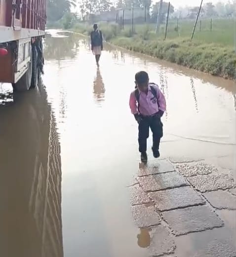 गांव बादलगढ़ में मुख्य सड़क पर रुका पानी,स्त्रोत ग्रामीण