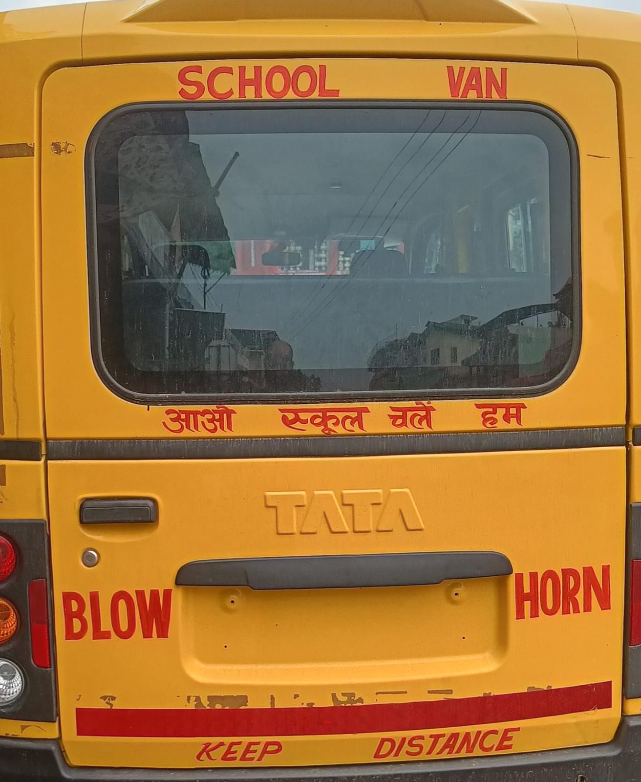 घुमारवीं क्षेत्र में स्कूटी पर सवार तीन युवक और नंबर प्लेट ढकी हुई। स्रोत: जागरूक पाठक