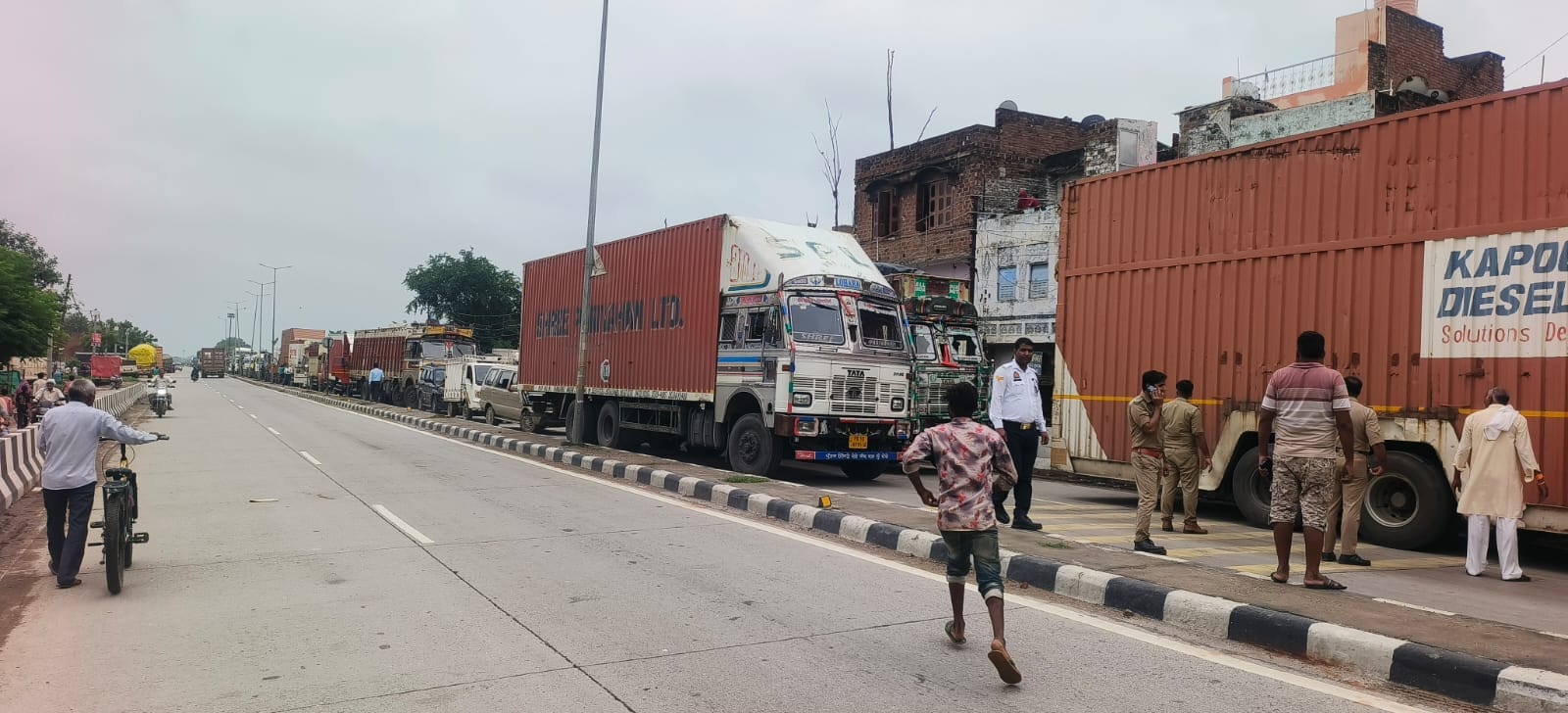 घटना के बाद कंटेनर के केबिन से चालक को निकालते। संवाद