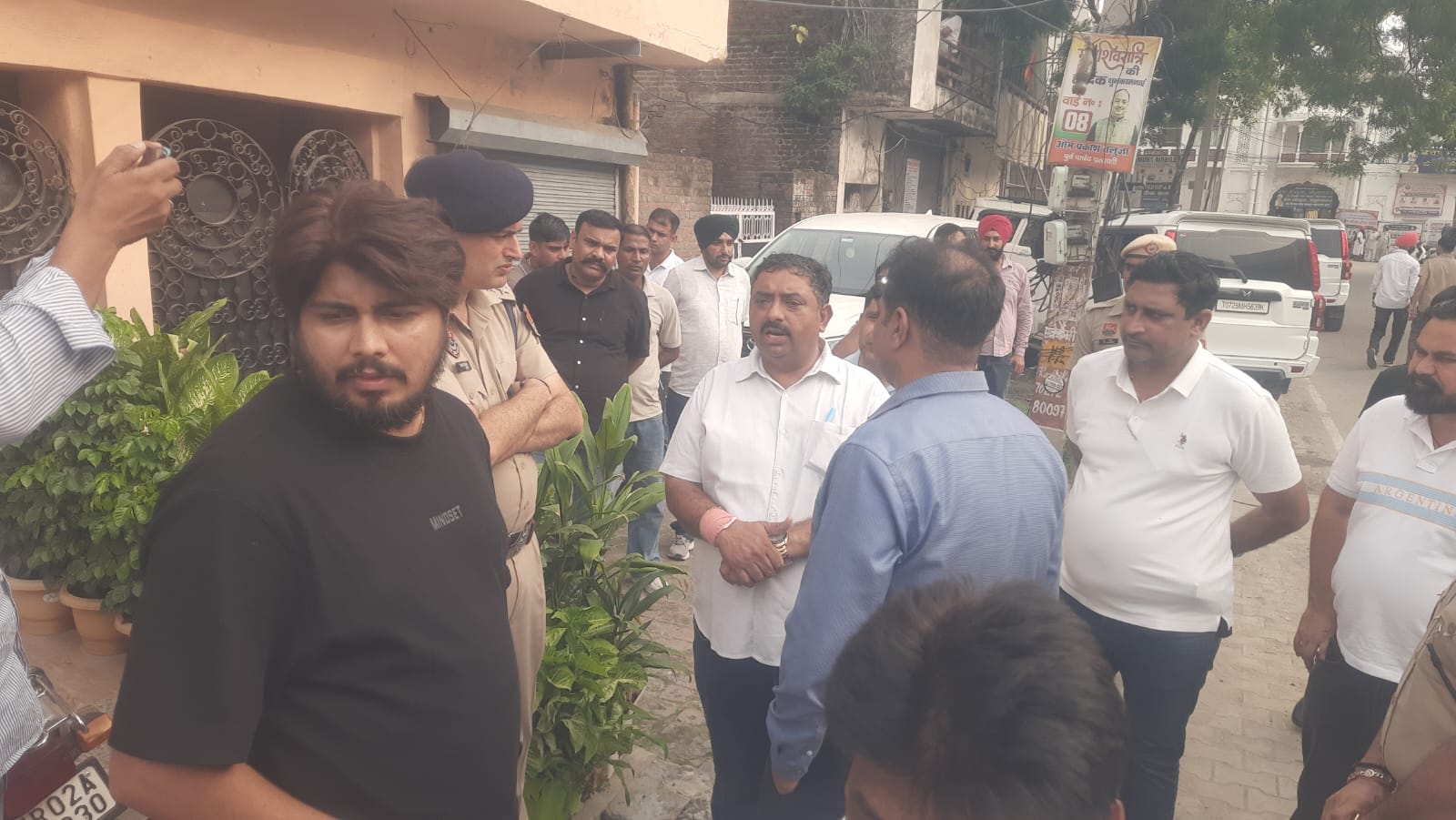 घटनास्थल पर परिजनों से बात करते एसपी कमलदीप गोयल व डीएसपी। संवाद
