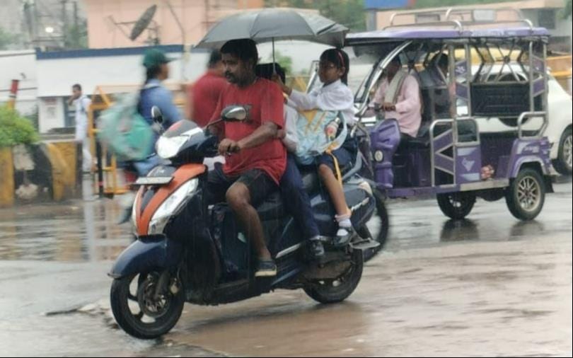 हाथी गेट बाजार के मुख्य मार्ग पर गिरा पड़ा तीन मंजिला भवन का मलवा। स्रोत दुकानदार हाथी गेट बाजार के मुख्य मार्ग पर गिरा पड़ा तीन मंजिला भवन का मलवा। स्रोत दुकानदार