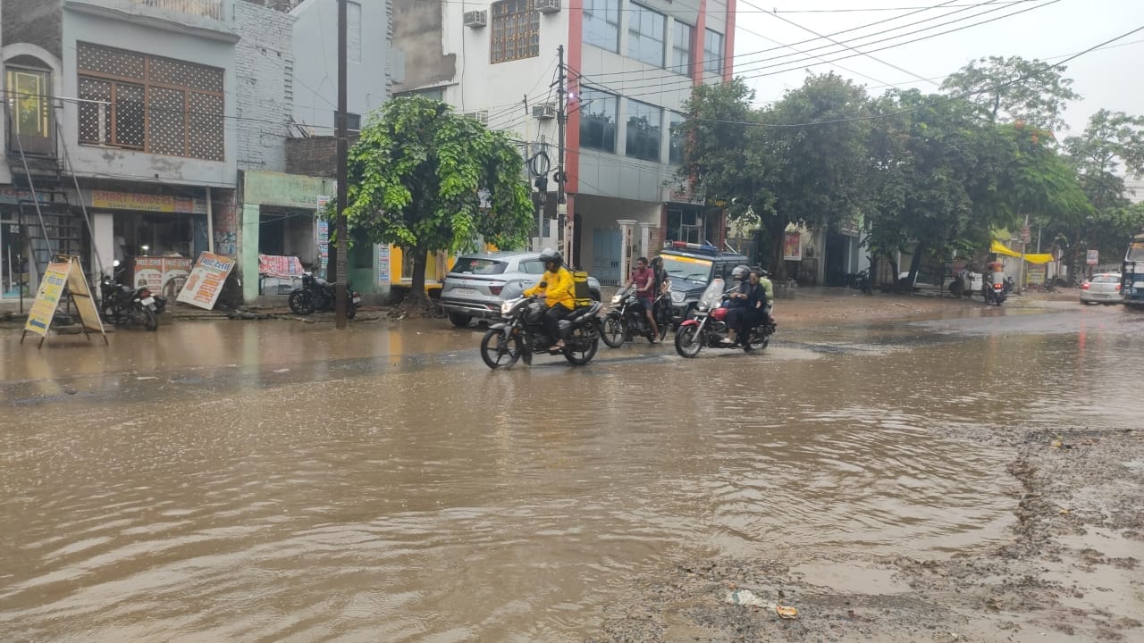हाथी गेट बाजार के मुख्य मार्ग पर गिरा पड़ा तीन मंजिला भवन का मलवा। स्रोत दुकानदार हाथी गेट बाजार के मुख्य मार्ग पर गिरा पड़ा तीन मंजिला भवन का मलवा। स्रोत दुकानदार