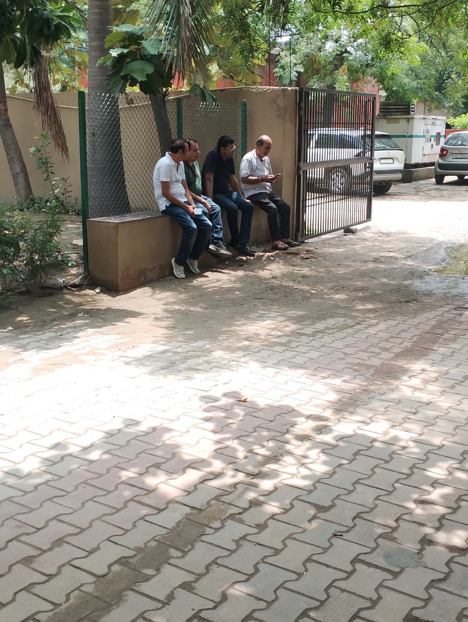 जिला नागरिक अस्पताल में खड़े परिजन। संवाद