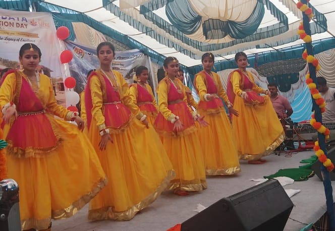 जवाहर नवोदय विद्यालय ठियोग में स्थापना दिवस के अवसर पर आयोजित कार्यक्रम में मौजूद मुख्यातिथि व जवाहर नवोदय विद्यालय ठियोग में स्थापना दिवस के अवसर पर आयोजित कार्यक्रम में मौजूद मुख्यातिथि व