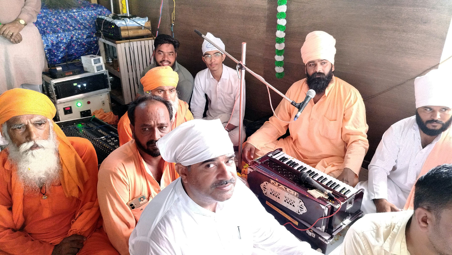 कलायत में कलश यात्रा के दौरान जिला अध्यक्ष ज्योति सैनी, अशोक गुर्जर, कमलेश ढांडा व श्री रैदास त