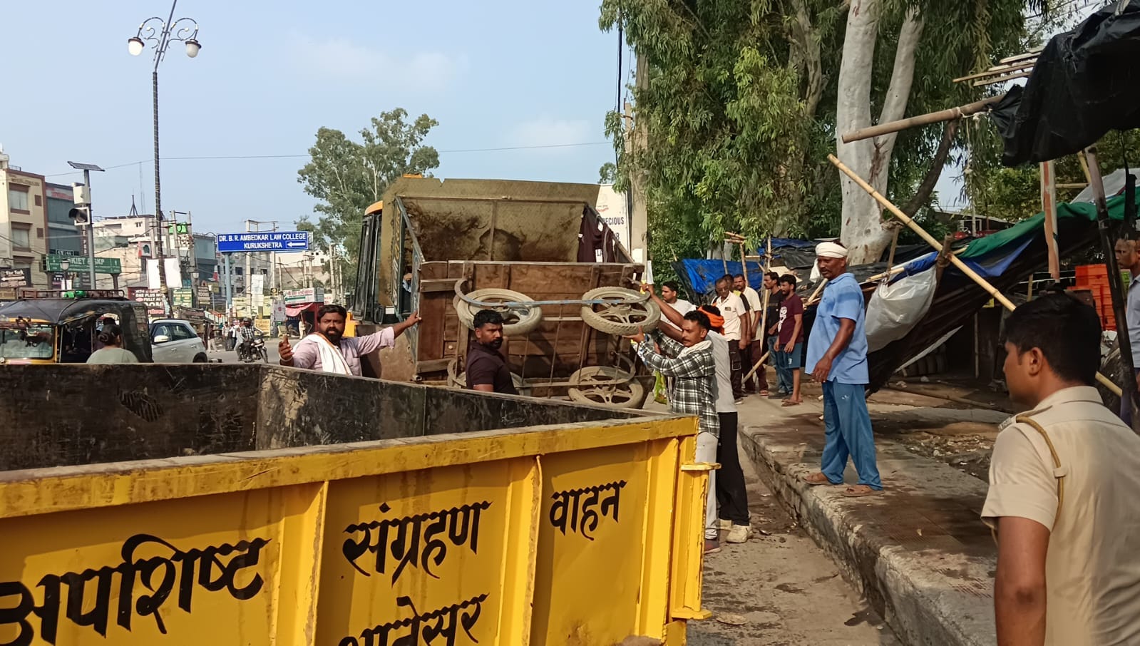 कुरुक्षेत्र। पिपली-थर्ड गेट रोड पर इस तरह जगह-जगह पड़े हैं गड्ढे। कुरुक्षेत्र। पिपली-थर्ड गेट रोड पर इस तरह जगह-जगह पड़े हैं गड्ढे।