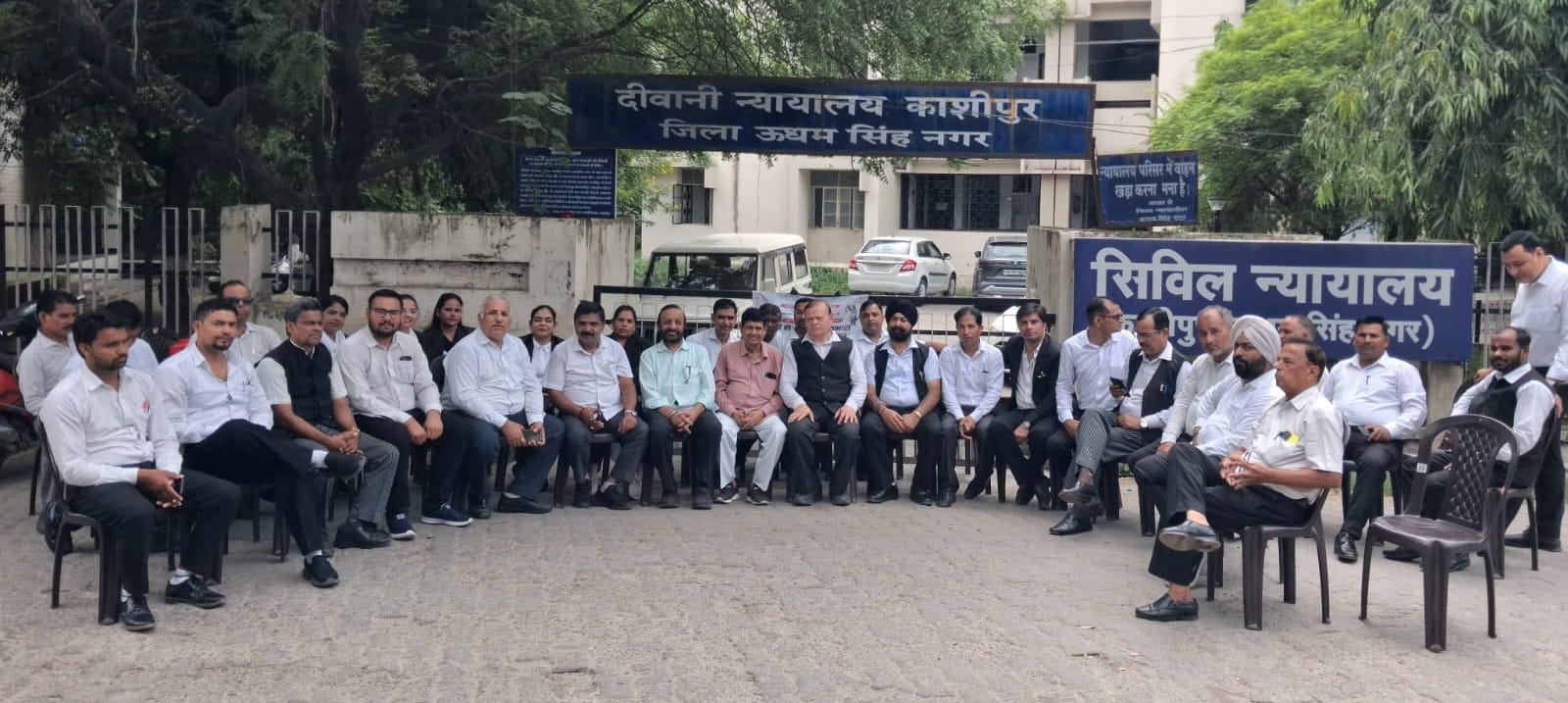 काशीपुर न्यायालय गेट पर धरना देते अधिवक्ता। संवाद काशीपुर न्यायालय गेट पर धरना देते अधिवक्ता। संवाद