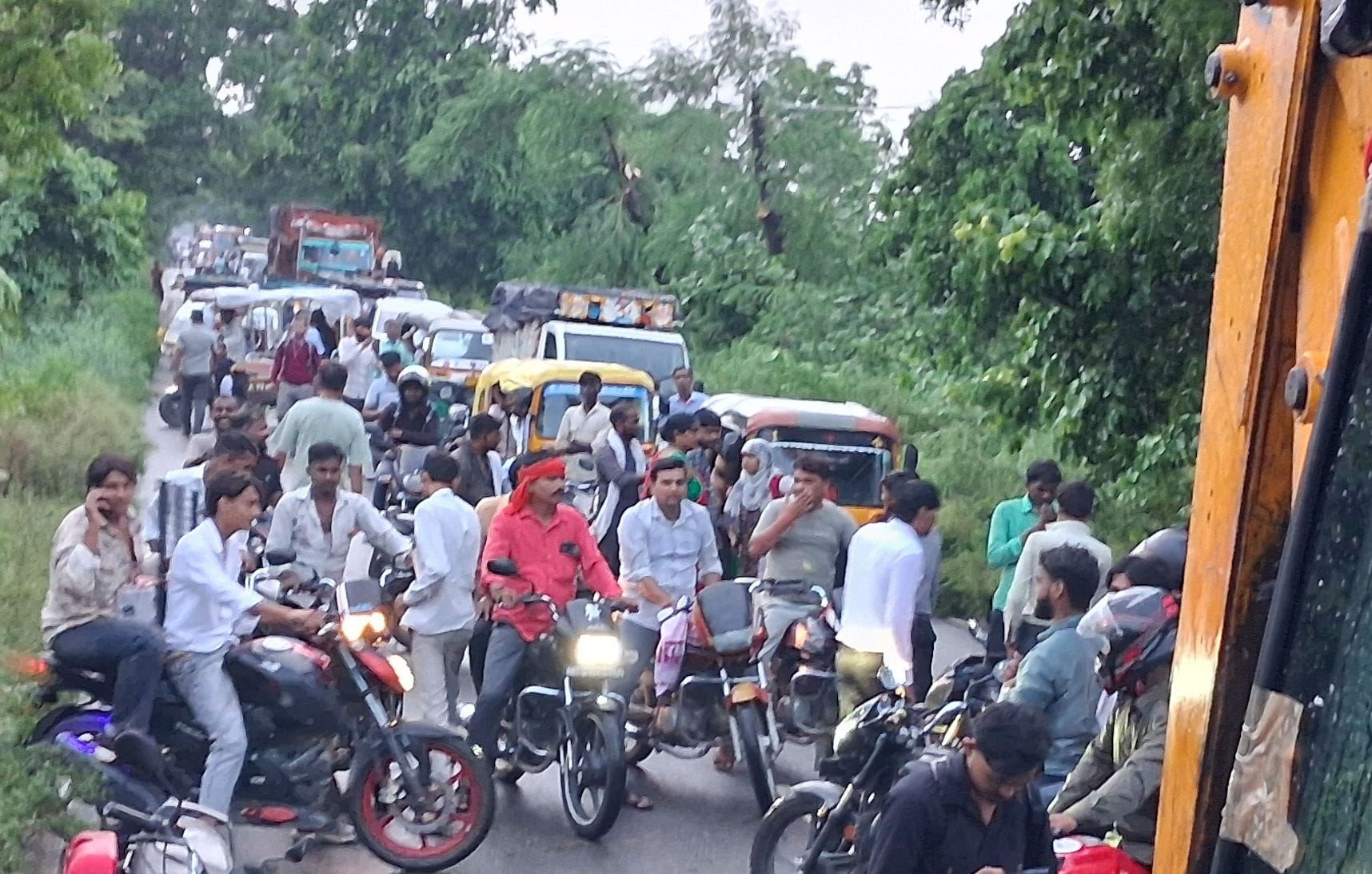 कादरचौक-मैनपुरी रोड पर पेड़ गिरने के बाद में खड़े राहगीर। संवाद