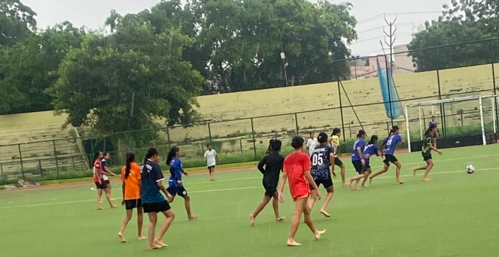 मंडलीय ट्रायल में प्रतिभाग करती महिला फुटबाल खिलाड़ी