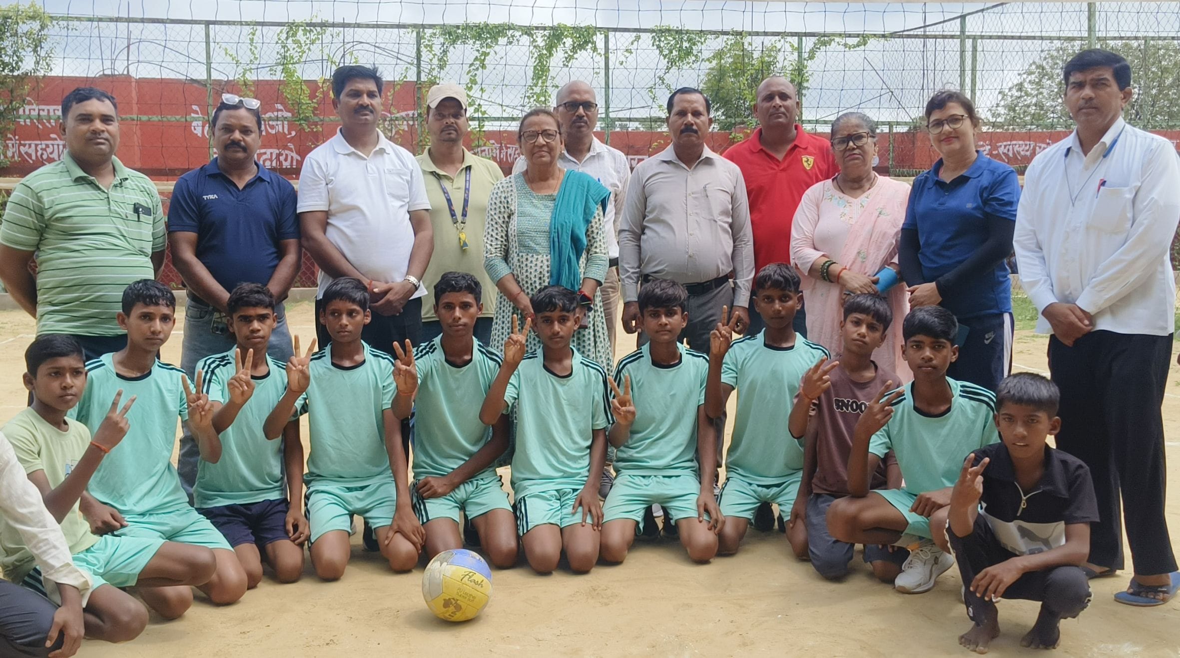 मोतीलाल नेहरू स्टेडियम में आयोजित फुटबॉल प्रतियोगिता का मैच खेलते खिलाड़ी। मोतीलाल नेहरू स्टेडियम में आयोजित फुटबॉल प्रतियोगिता का मैच खेलते खिलाड़ी।