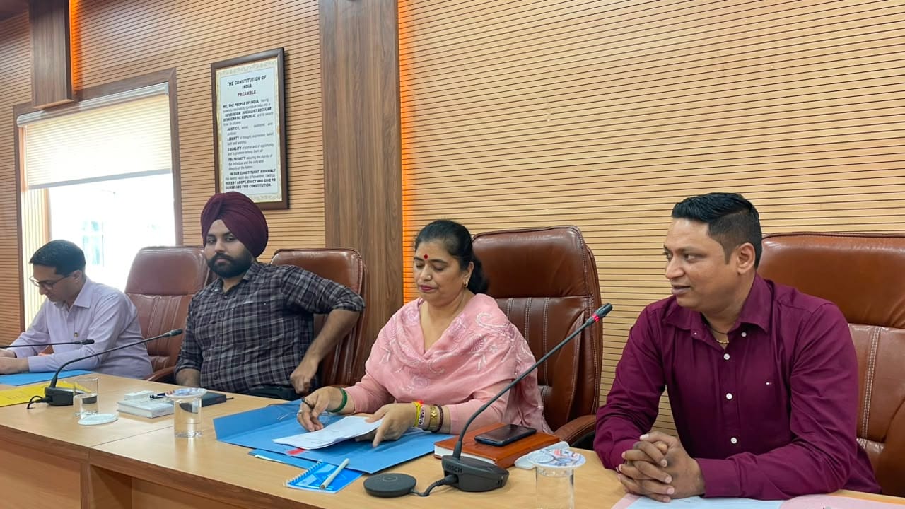 नगर निगम सोलन की पहली बैठक के दौरान मौजूद पार्षद व अन्य अधिकारी। संवाद