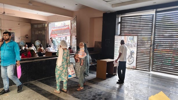 नगर परिषद कार्यालय परिसर में बैठे कर्मचारी। संवाद नगर परिषद कार्यालय परिसर में बैठे कर्मचारी। संवाद