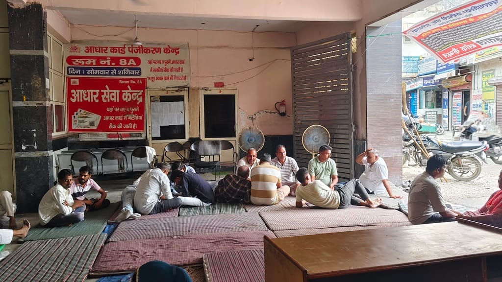 नगर परिषद कार्यालय परिसर में बैठे कर्मचारी। संवाद नगर परिषद कार्यालय परिसर में बैठे कर्मचारी। संवाद